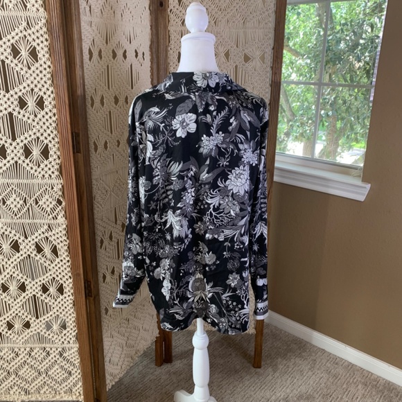 Black and white floral XL Womens Blouse Long Sleeve Button-Up Collar Flowy Light - Picture 3 of 9